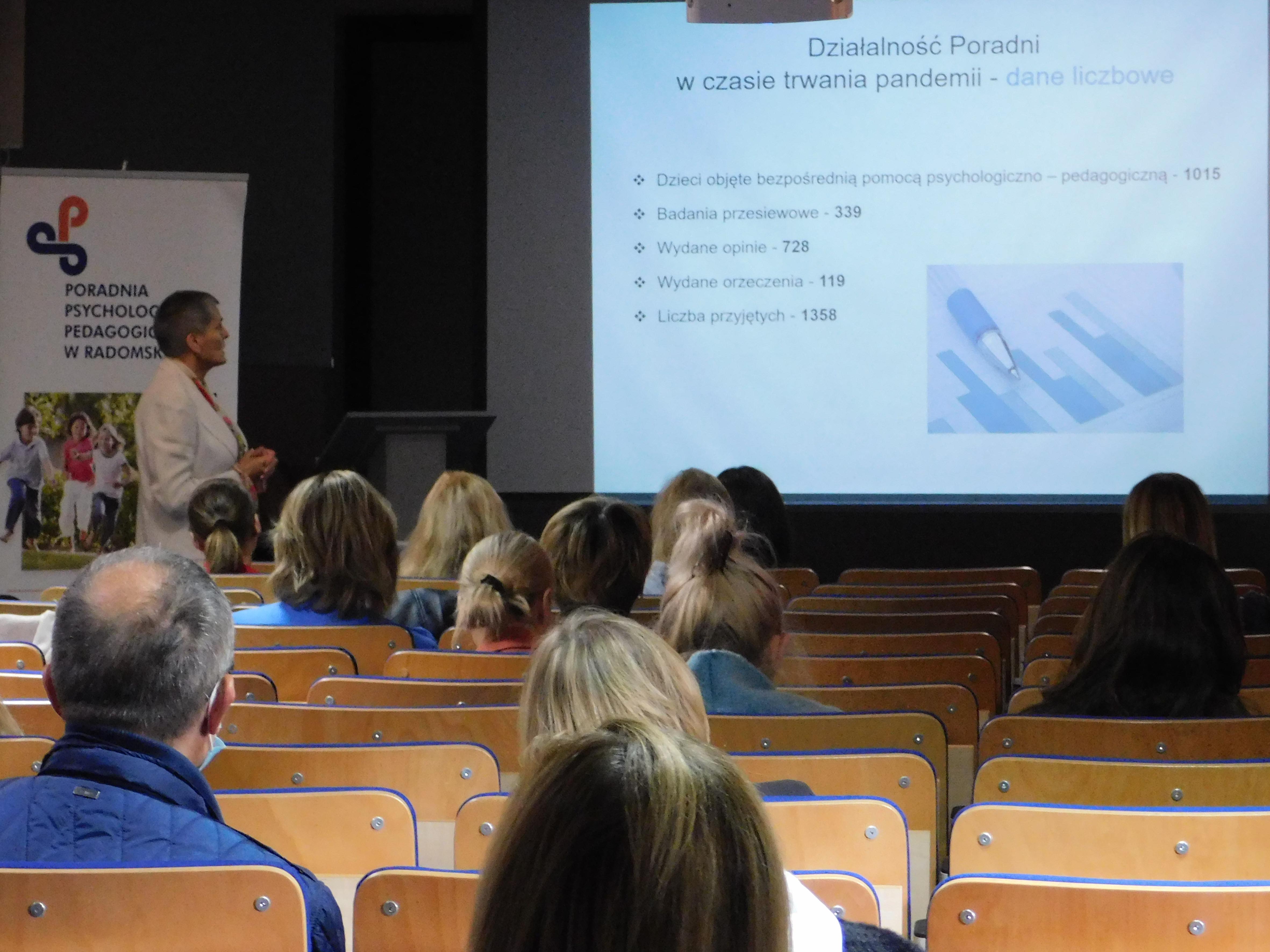 Sala konferencyjna, ekran z prezentacją, pani psycholog anna łoszakiewicz